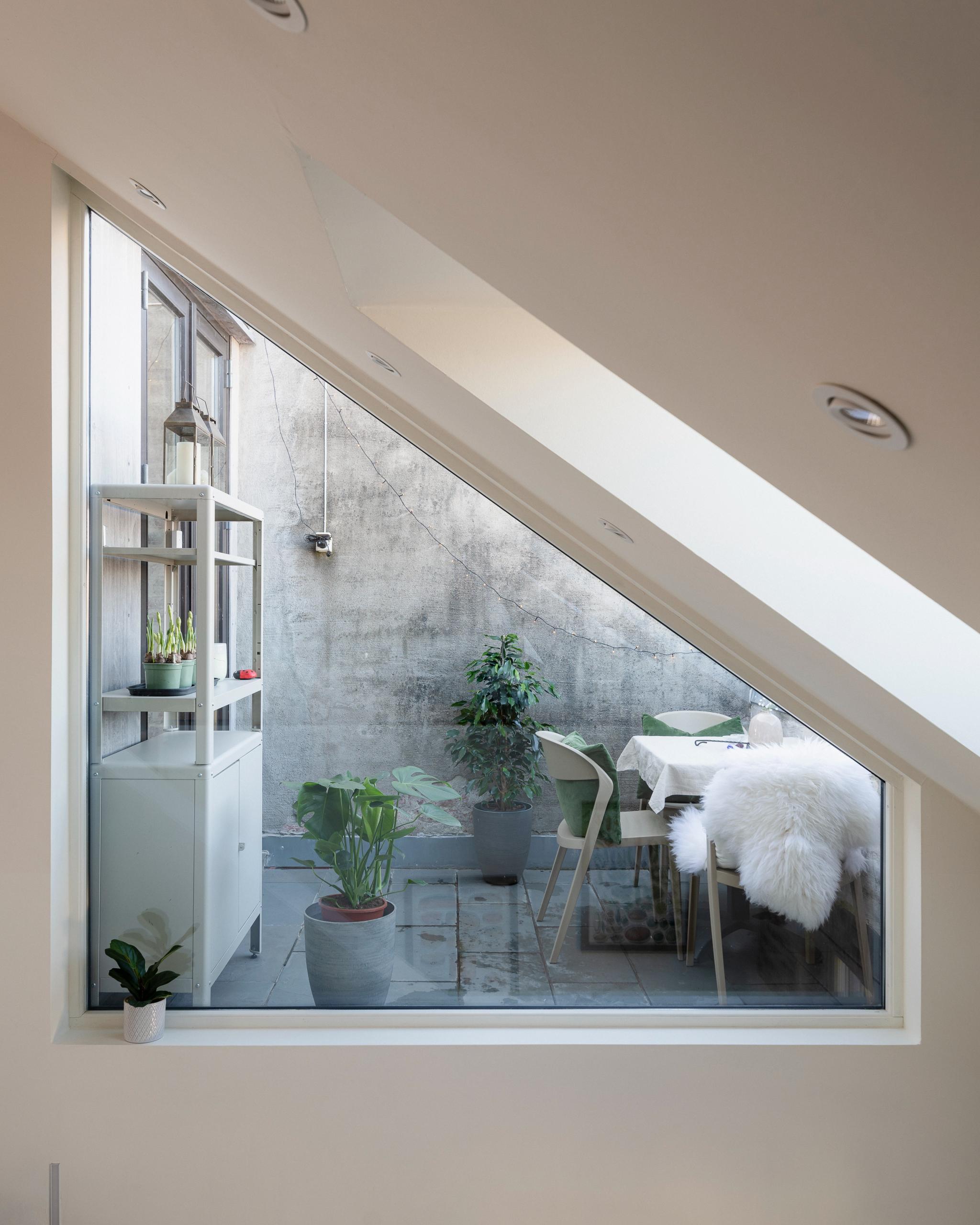 Fra trappen er det vindu ut mot boligens takterrasse.